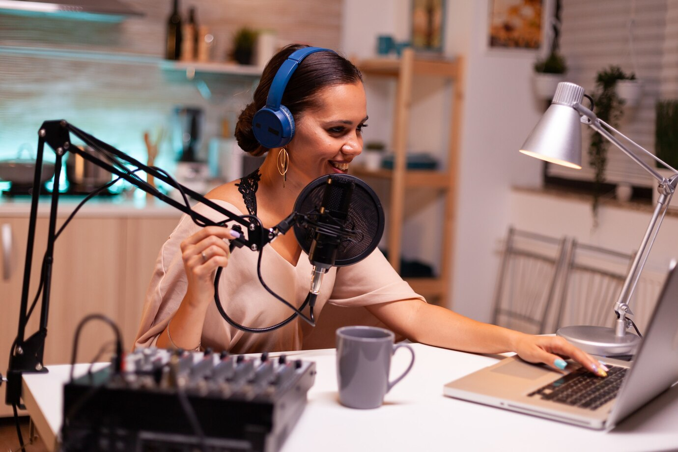 Read more about the article DIY Podcast Studio Setup: A Comprehensive Guide